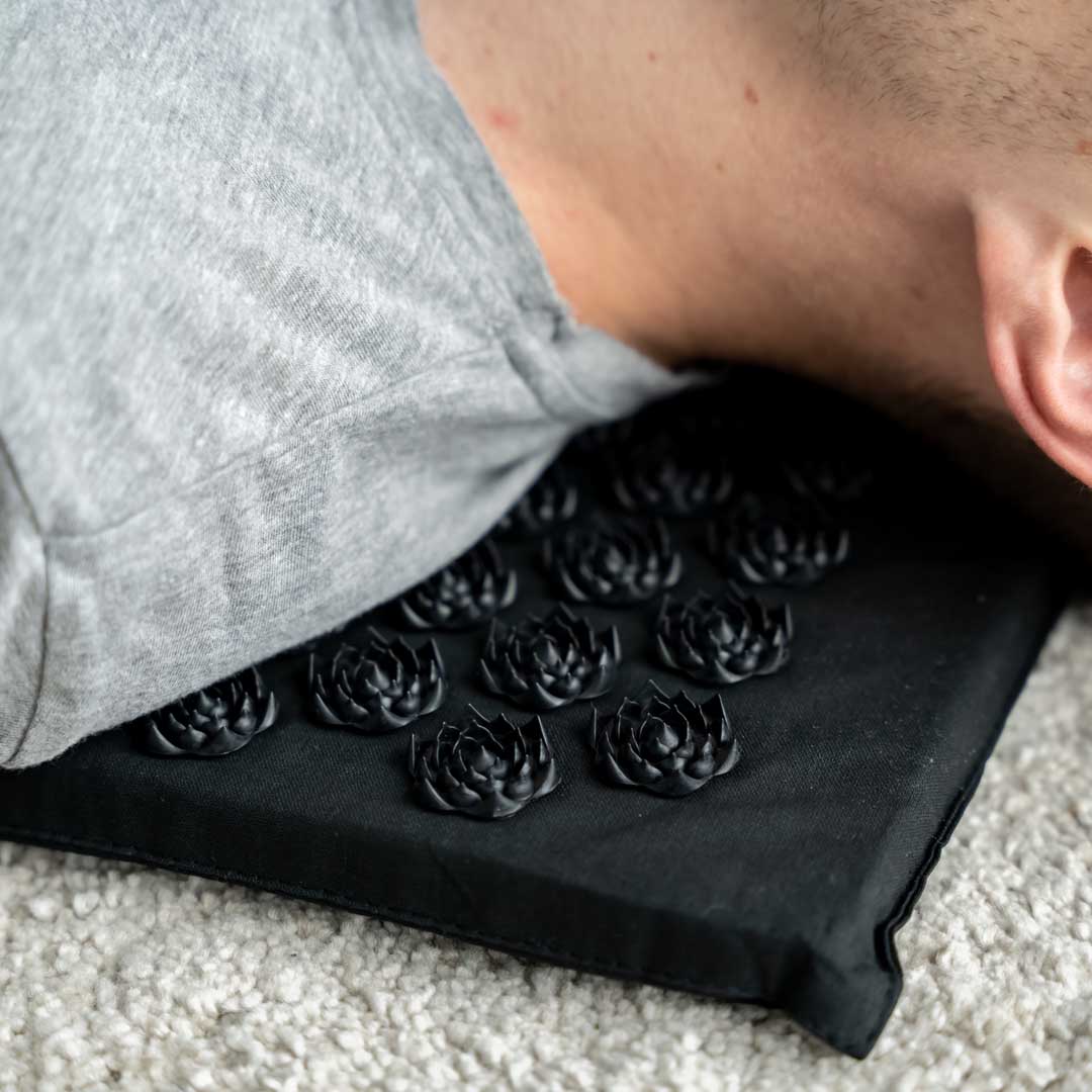 Akupresszúrás szőnyeg AcuMat használat közben közeli fotó